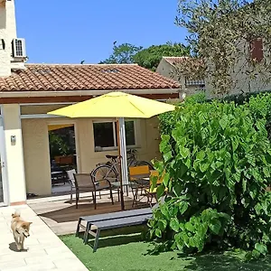  Hébergement de vacances Maisonnette Calme Avec Jardinet France